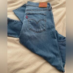 Levi’s 711 skinny fit jeans are designed to fit you right on the waist.  Size 31